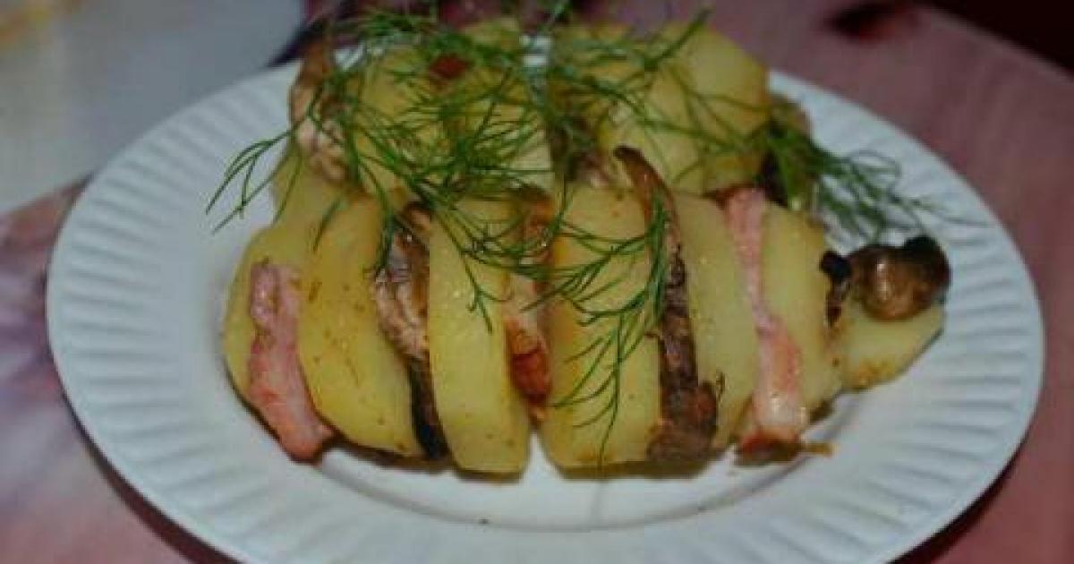 Картошка-гармошка с шампиньонами и беконом в фольге