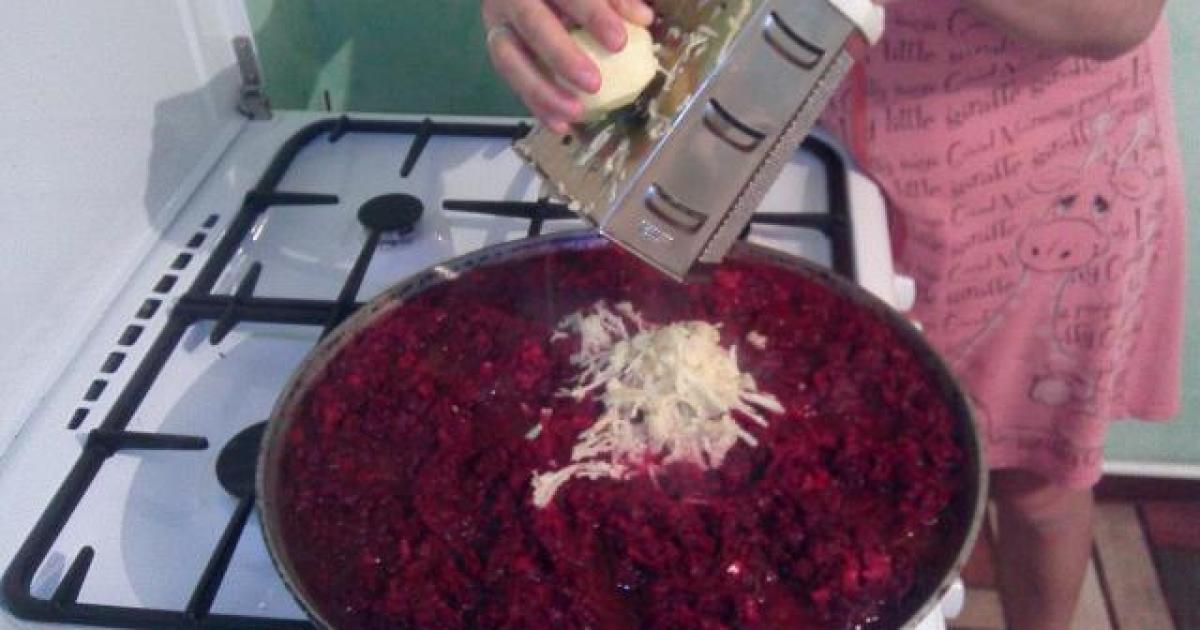 Натираем на тёрке прямо в сковороду
