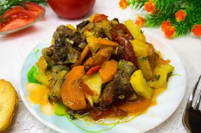 Дикий гусь, тушенный кусочками с овощами