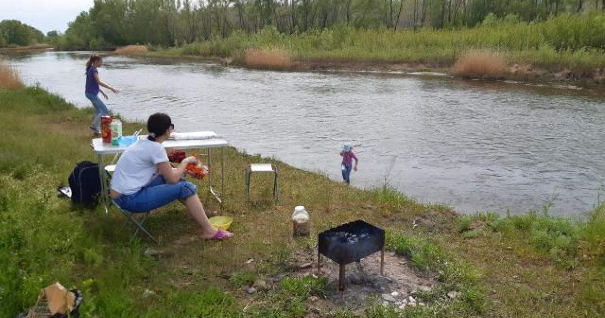 Семья на реке