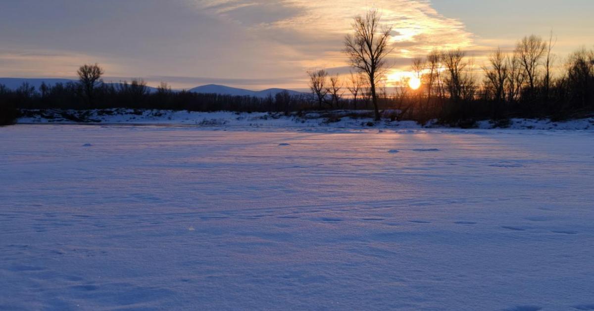 Закат на реке в зимнюю пору 