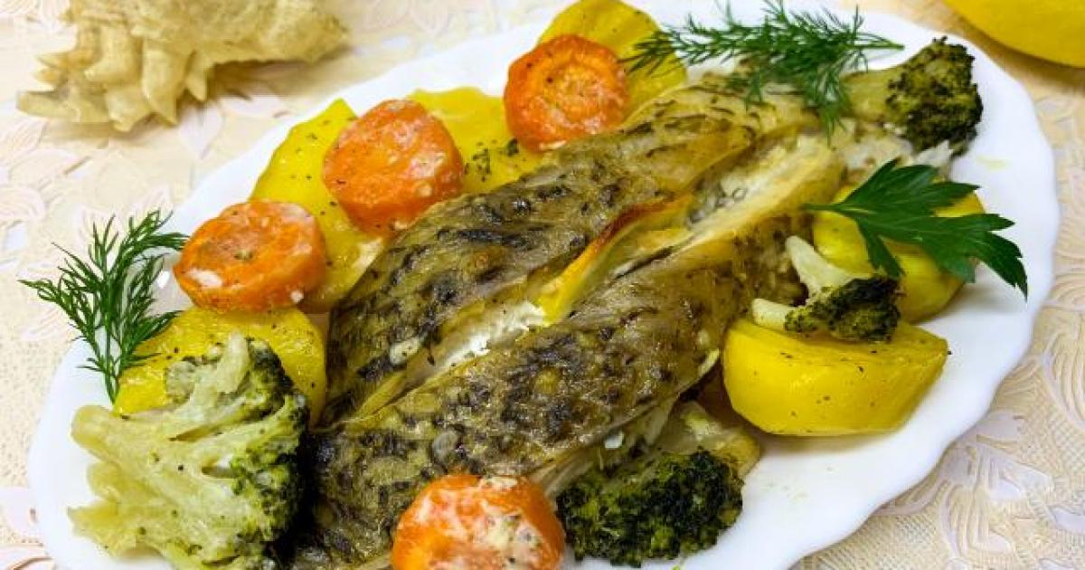 Лещ, запеченный с брокколи, морковью и картофелем в духовке