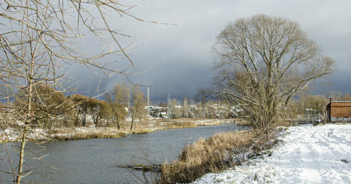 река в предзимье и присыпанные снегом берега