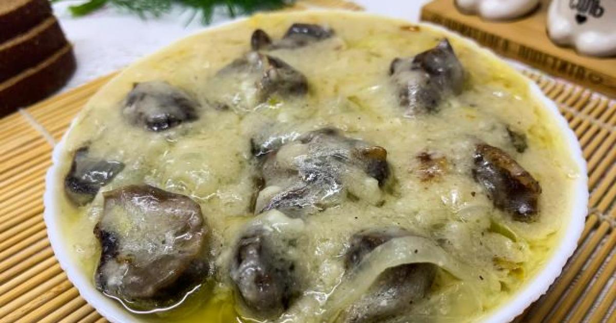 Нежные желудки дикой утки, тушенные в сметанном соусе