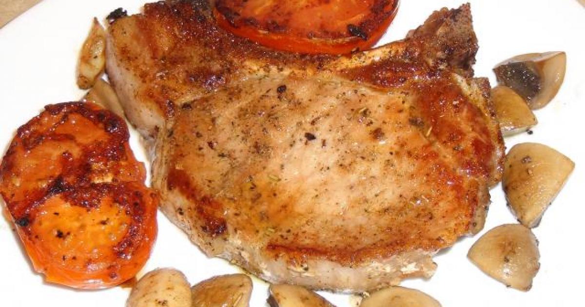 Свиная корейка с грибами и томатами